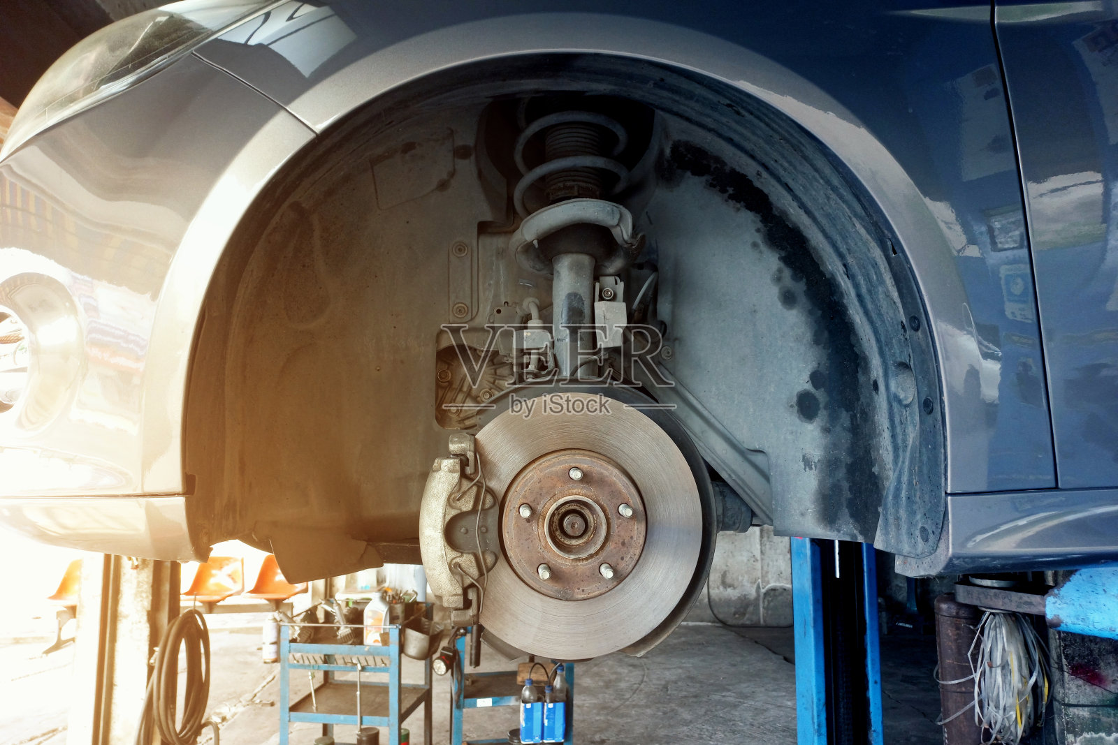 汽车车轮和盘式制动器修理:制动和转向系统中的零件损坏需要维修照片摄影图片