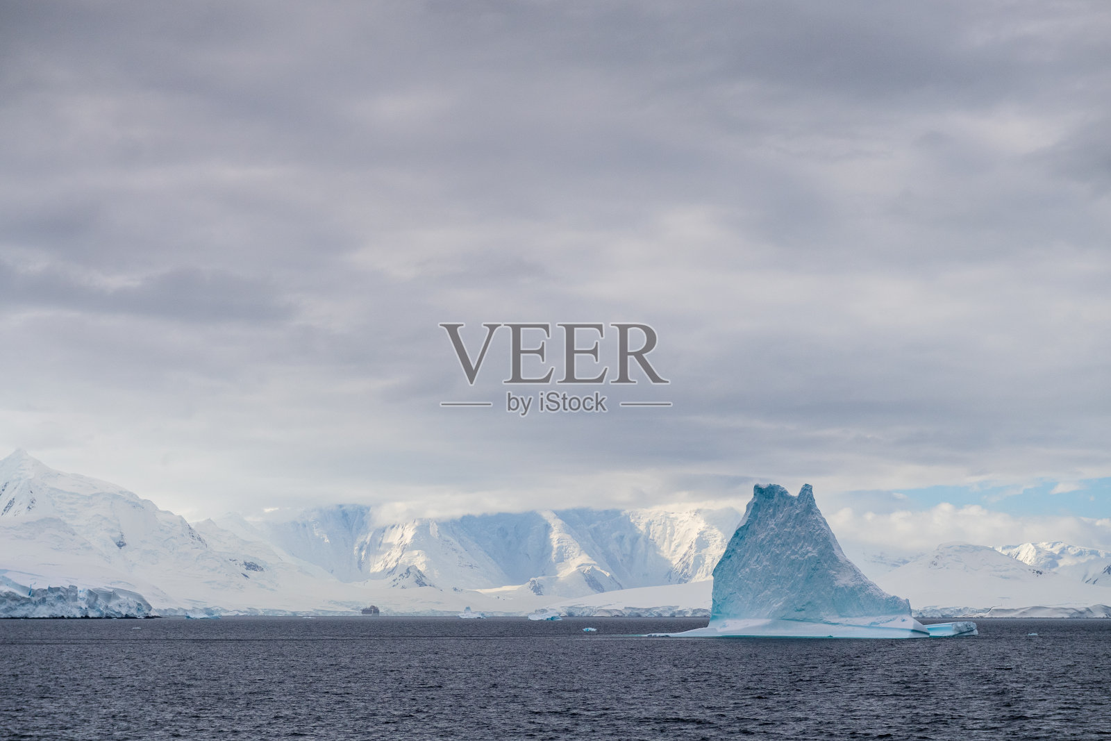 勒梅尔海峡附近的南极景观照片摄影图片