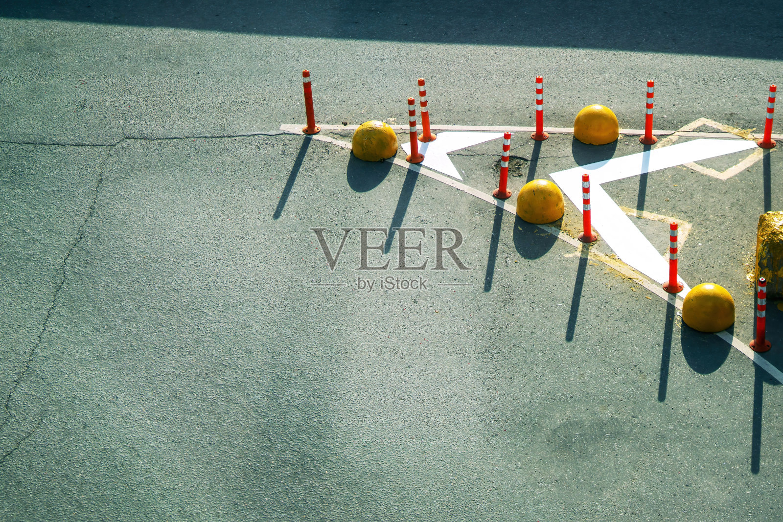 航拍图，道路标志将其分为两条车道照片摄影图片