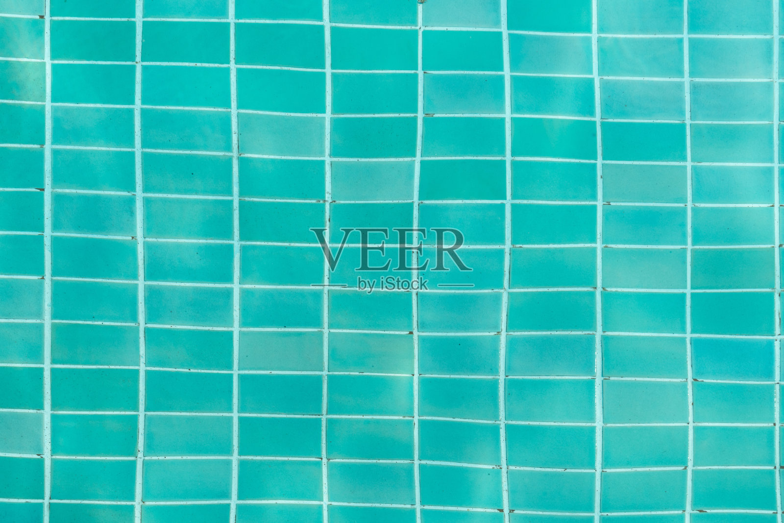 绿松石泳池水面和波纹波背景。夏季泳池抽象反射焦散。照片摄影图片