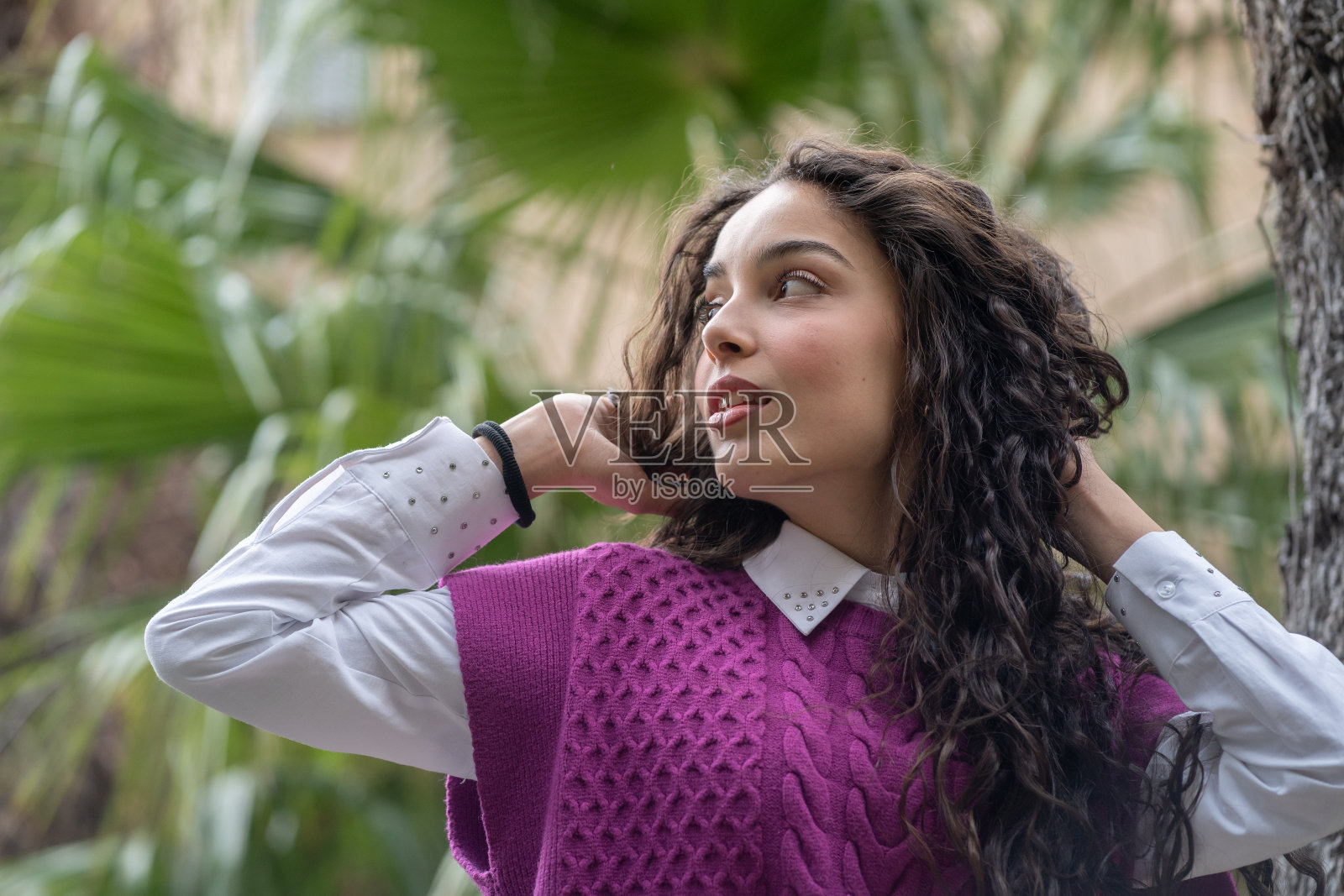 花园里的女人照片摄影图片