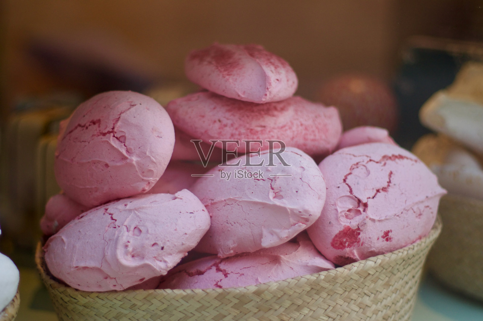 商店橱窗里陈列着粉红色的蛋白霜照片摄影图片