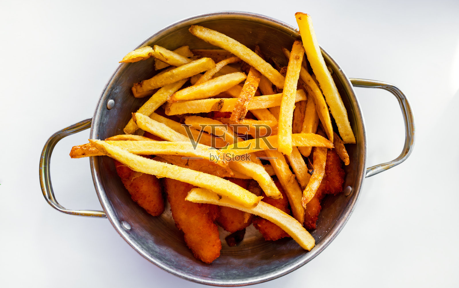 鸡块和薯条。垃圾食品。照片摄影图片