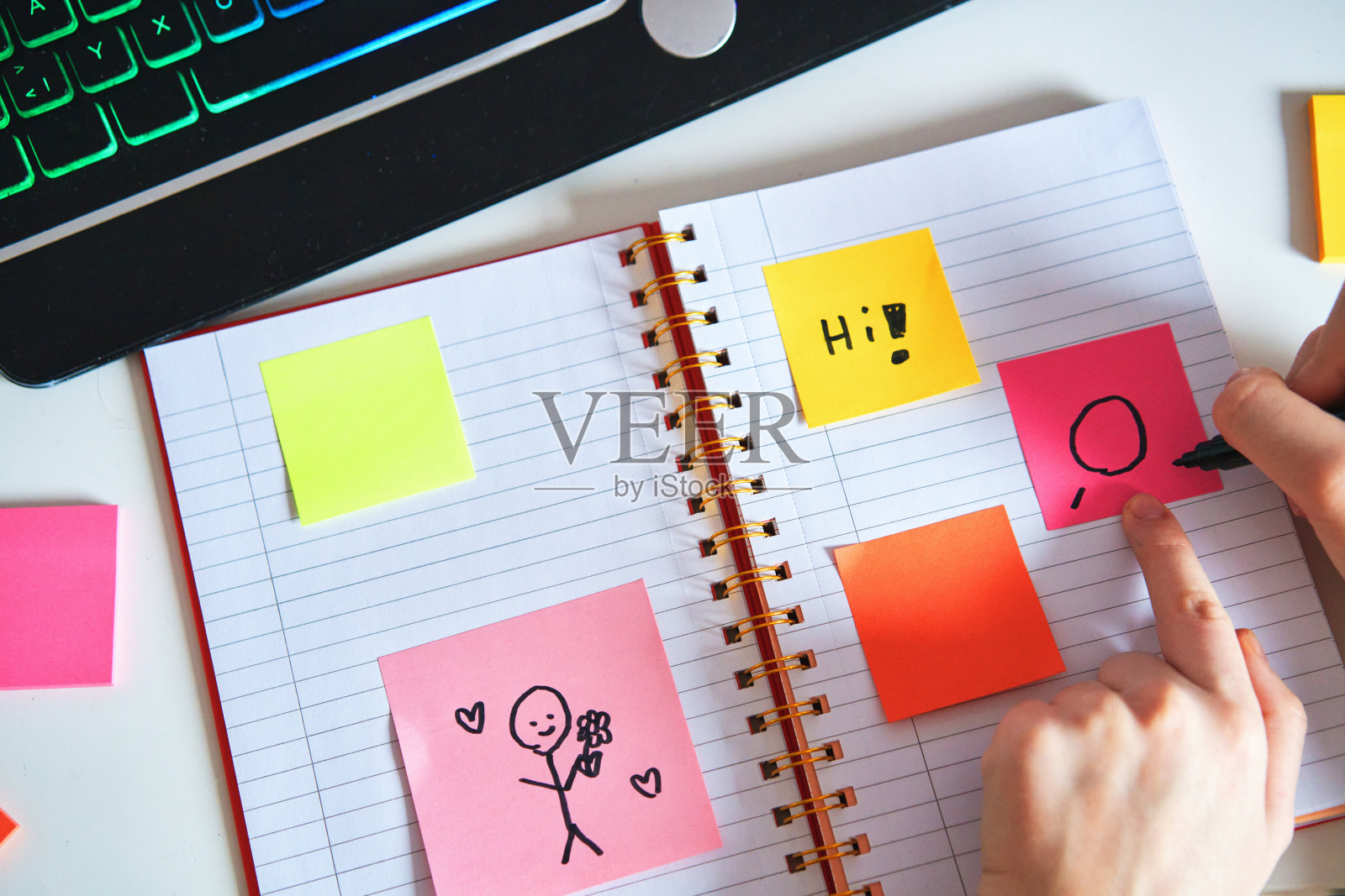 年轻女孩用便利贴写待办事项清单照片摄影图片