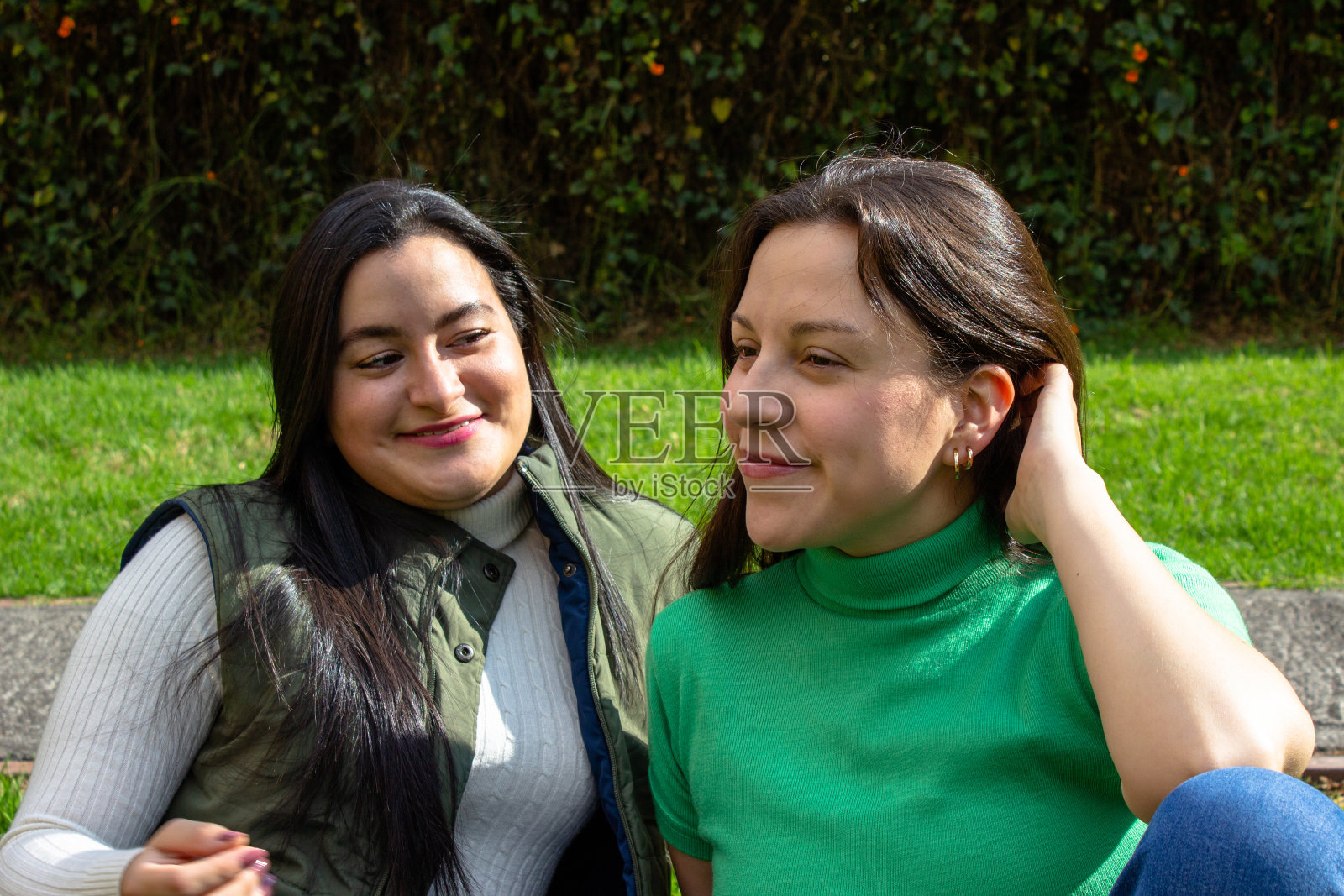 两个年轻漂亮的女人在公园里玩得很开心照片摄影图片