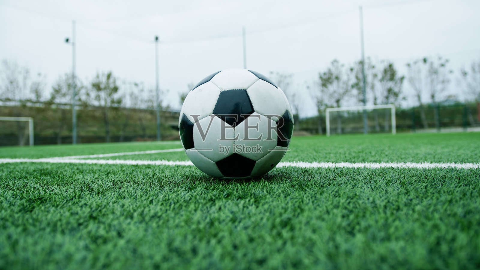 在中场的足球照片摄影图片