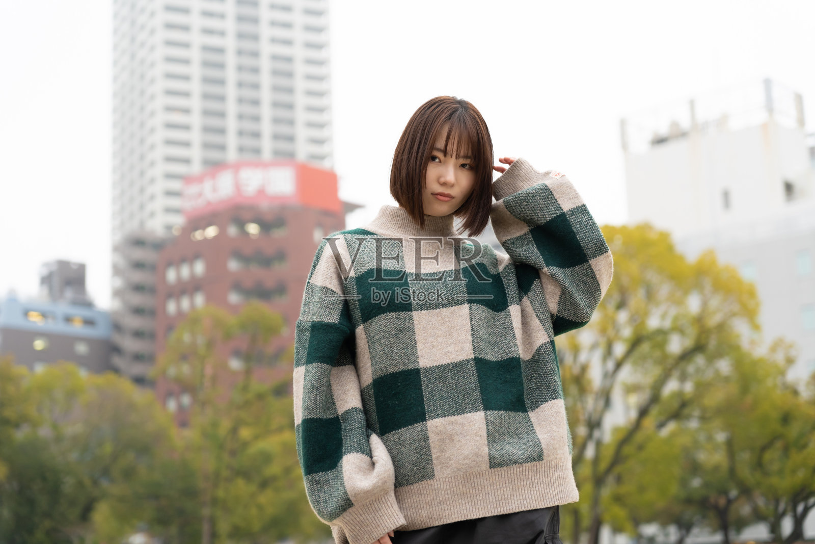 一个喜欢散步的女人照片摄影图片