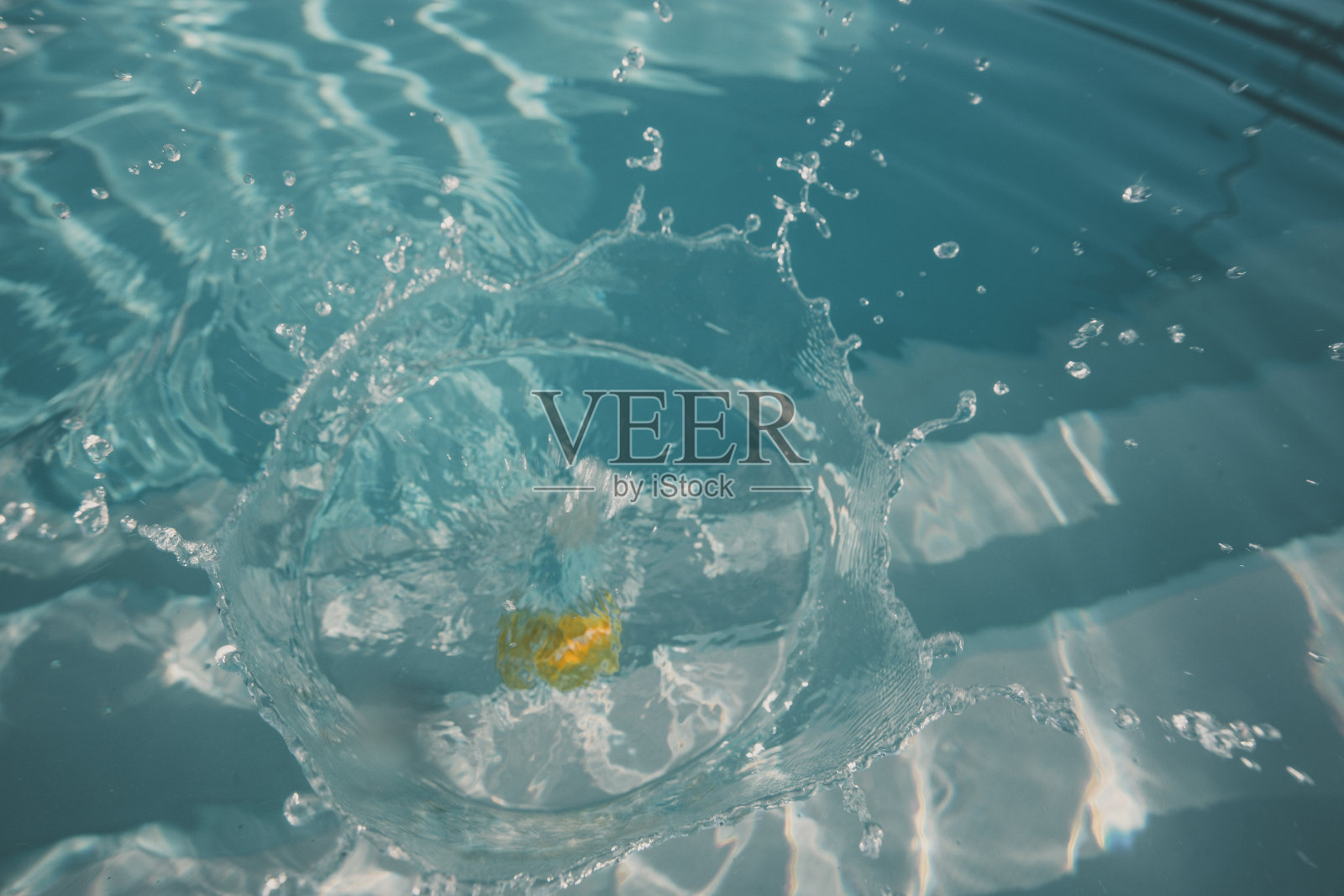 网球漂浮在室外游泳池里照片摄影图片