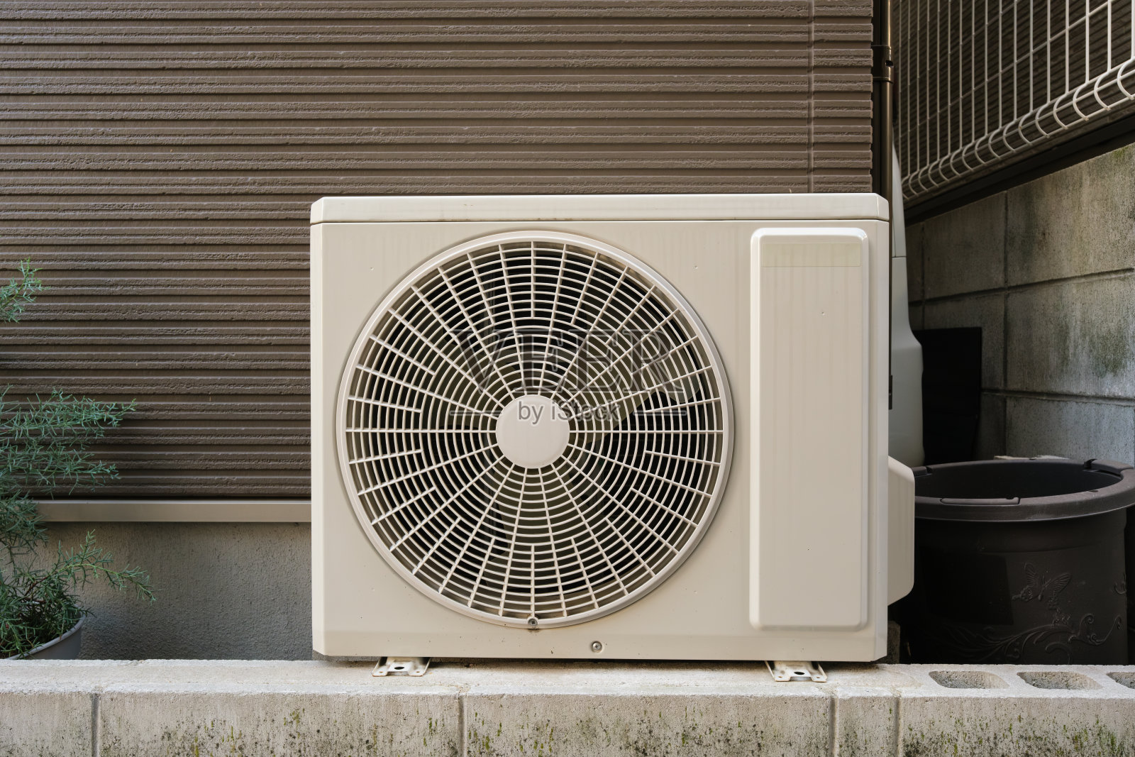 安装在建筑物外墙的空调装置照片摄影图片