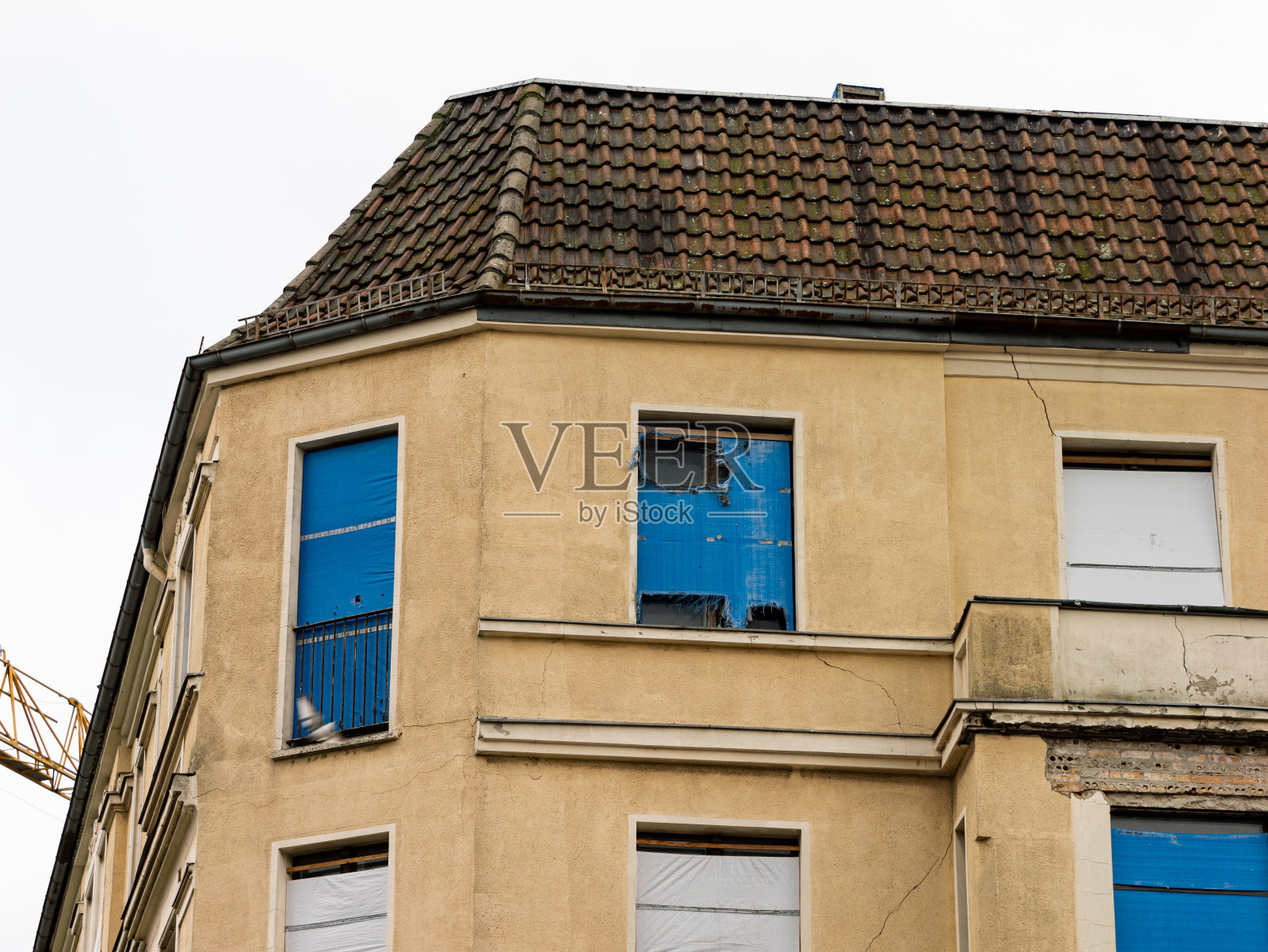 旧建筑外墙有裂缝照片摄影图片