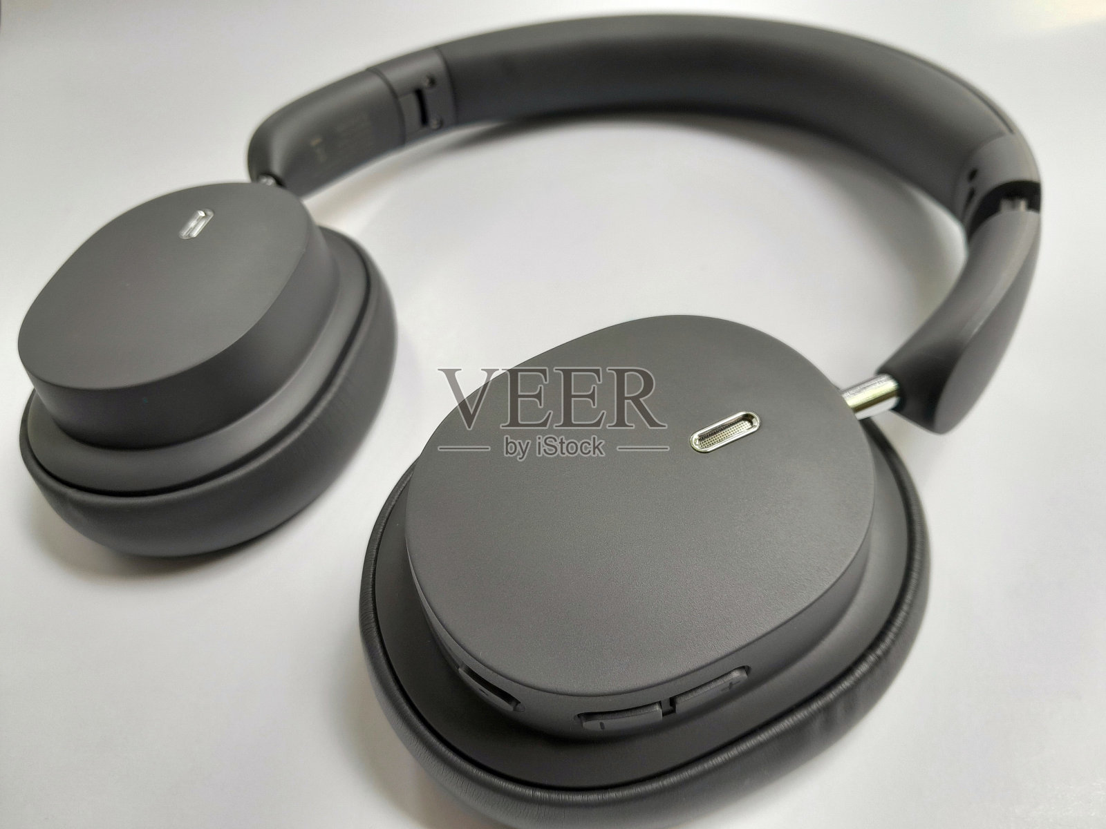 头戴耳机照片摄影图片