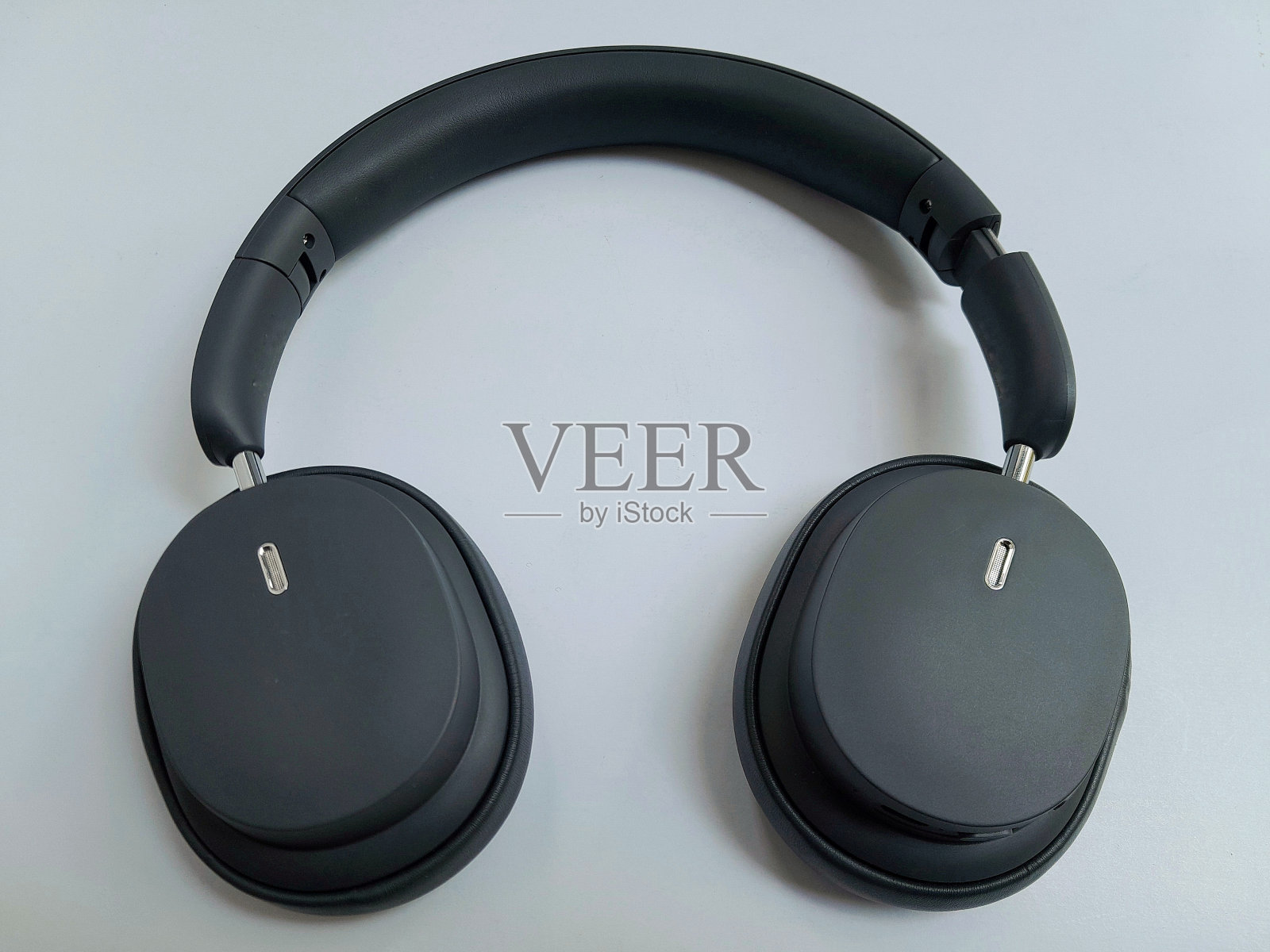 头戴耳机照片摄影图片