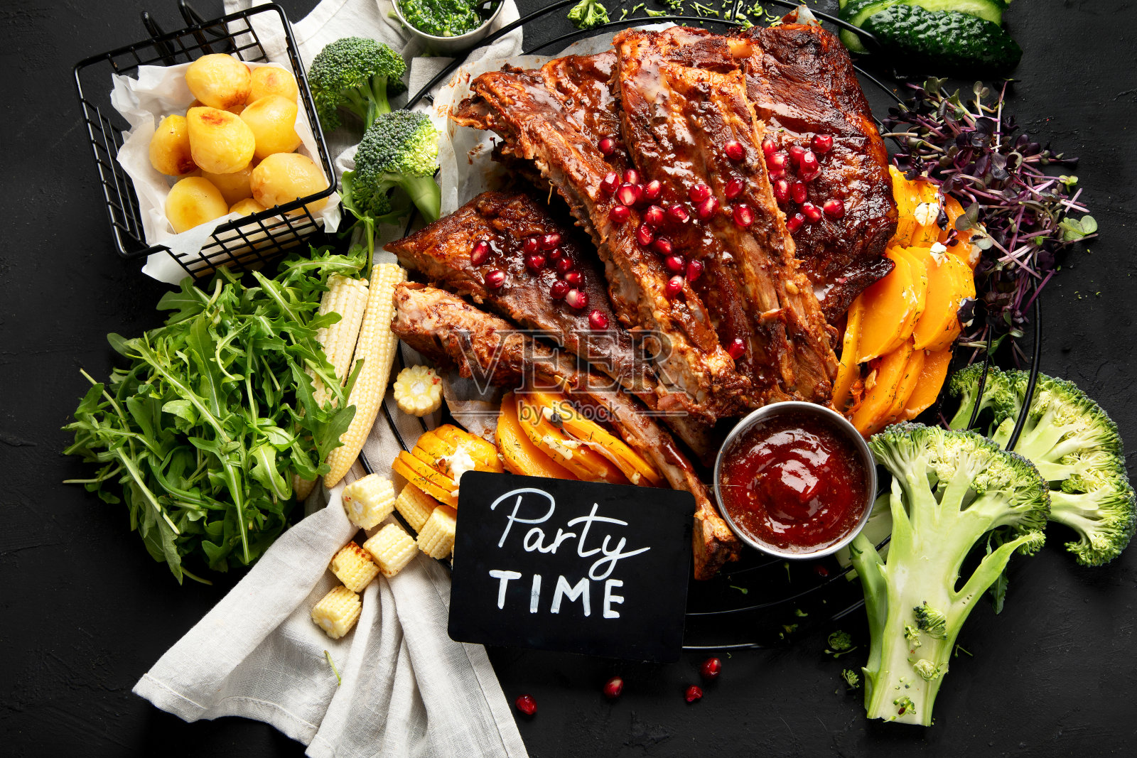 黑底蔬菜排骨。野餐食物概念照片摄影图片