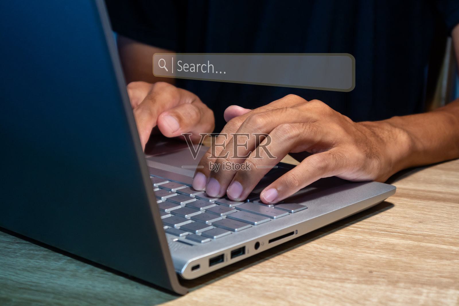 一个人用笔记本电脑搜索信息。搜索引擎优化的概念。照片摄影图片