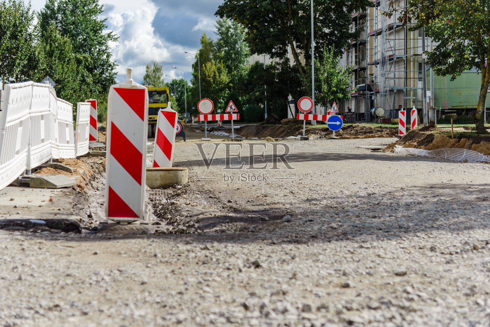 修葺市镇街道，并为铺设新沥青作好准备。秋季的一天。照片摄影图片