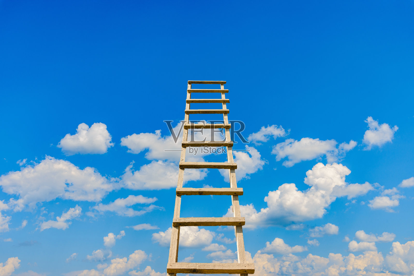 成功之道的概念。通往天堂的木梯。蓝天白云，成功理念。副本的空间。照片摄影图片