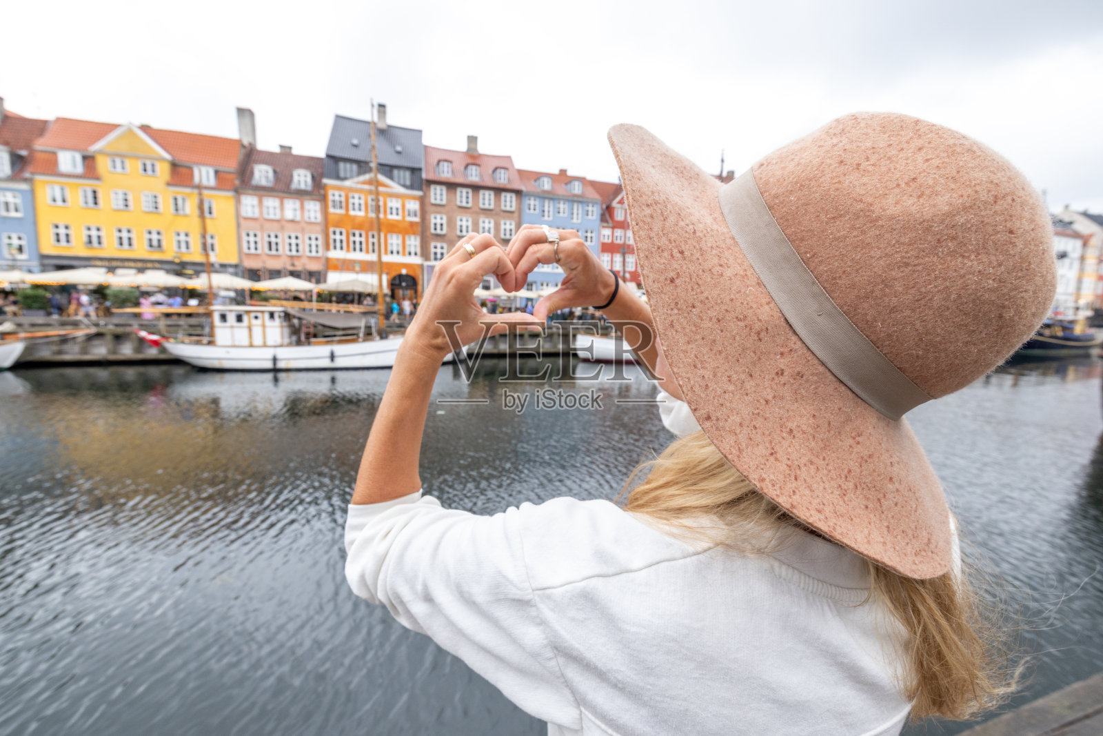 游客在新港运河表达对哥本哈根的热爱照片摄影图片