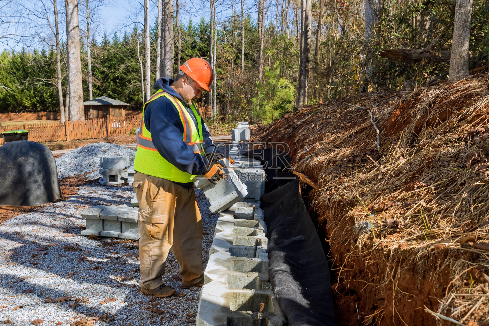 在混凝土砌块挡土墙安装过程中，承建商安装砌块照片摄影图片