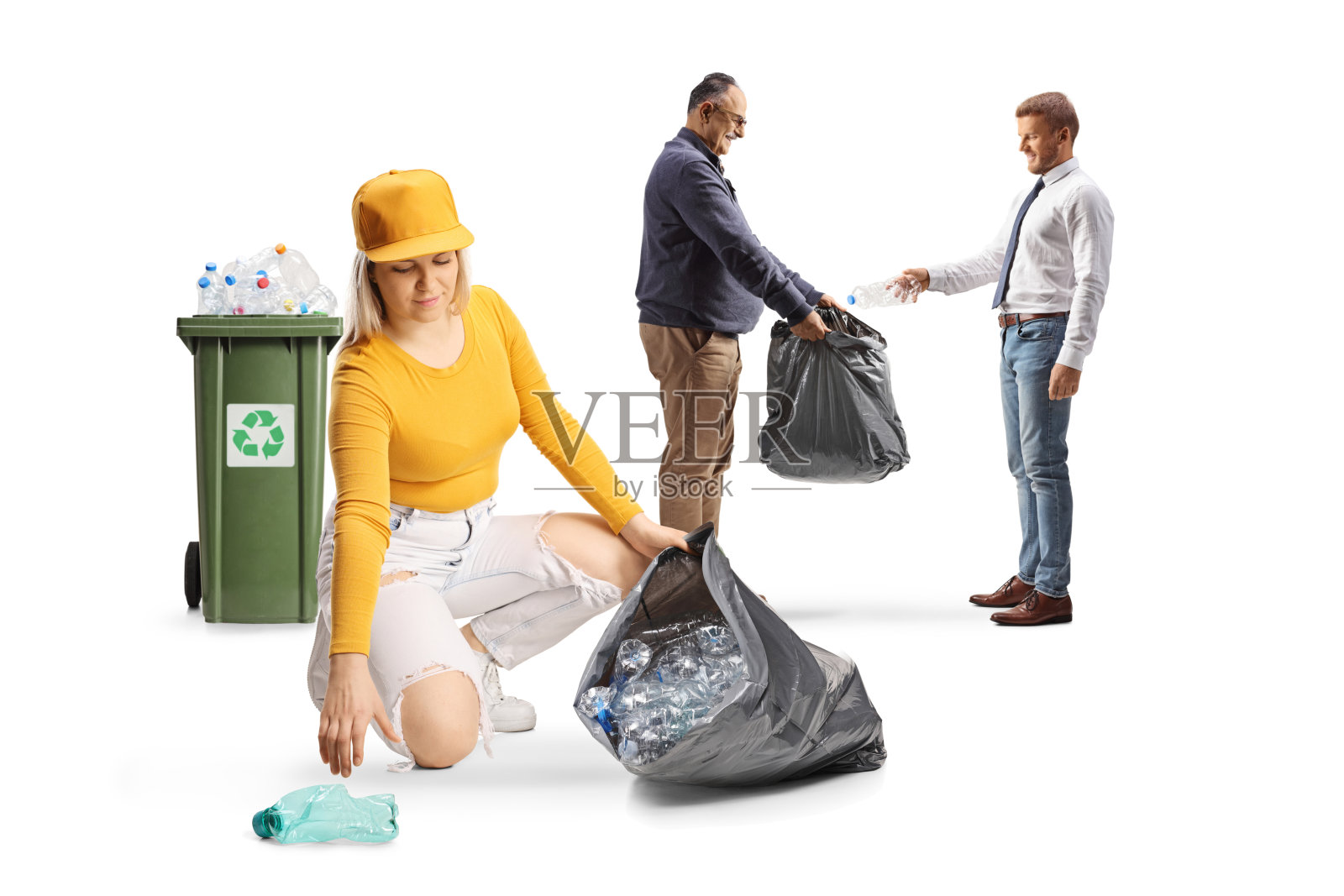 年轻女性从地上捡起塑料瓶并进行回收照片摄影图片