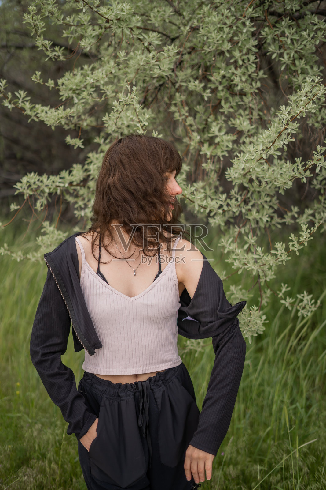 自然波浪头发在风女孩在散步慢跑自然远足照片摄影图片