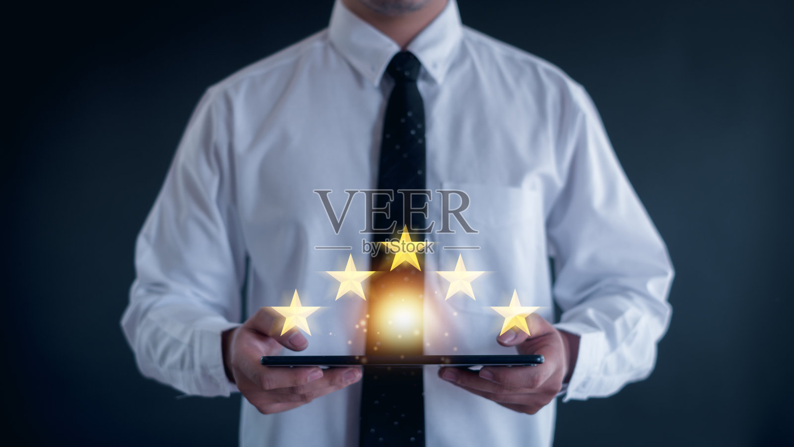 客户服务体验和业务满意度调查，近距离使用智能手机，并给予五星标志，以提高产品和服务理念的评级。照片摄影图片