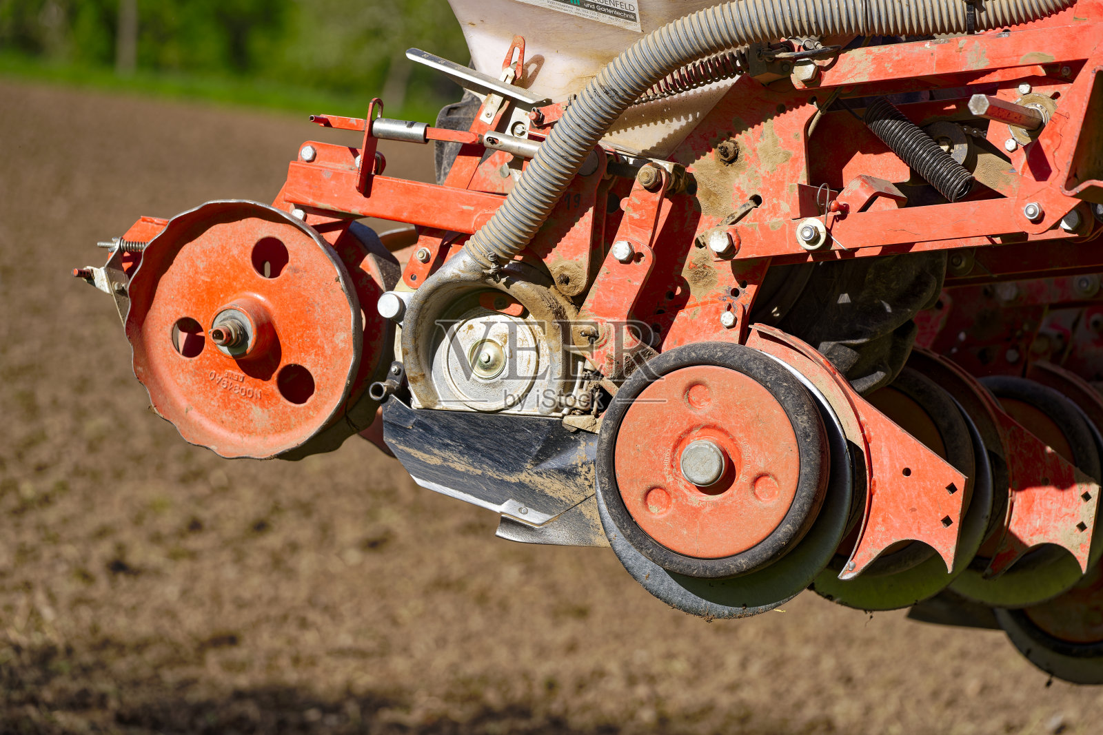 在明媚的阳光下，瑞士小镇的农田里自动播种向日葵种子。照片摄影图片