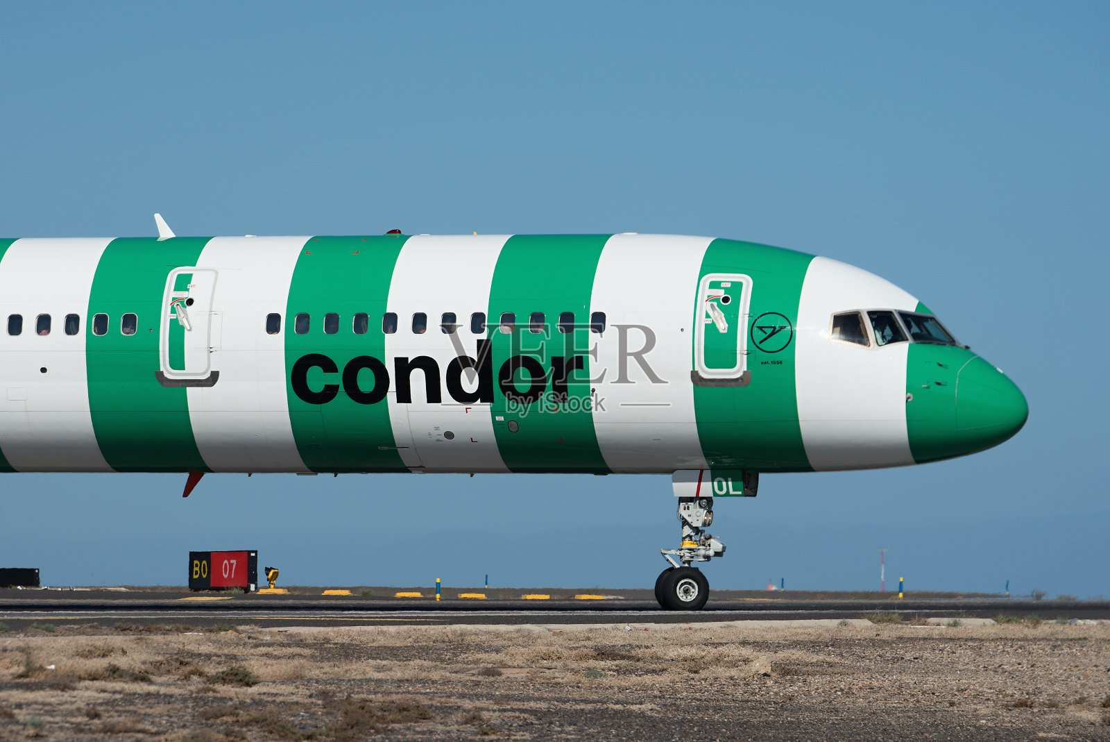 图为秃鹰航空公司的飞机在特内里费岛滑行照片摄影图片