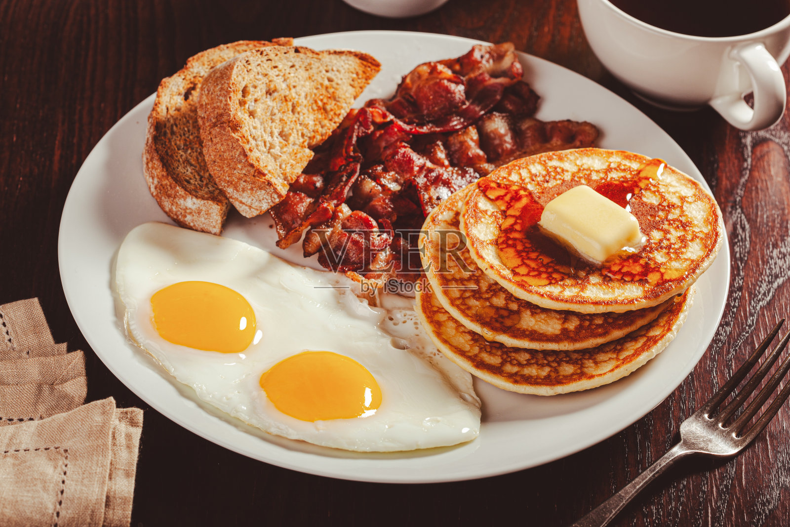 传统的美式早餐，鸡蛋煎饼配培根和吐司照片摄影图片