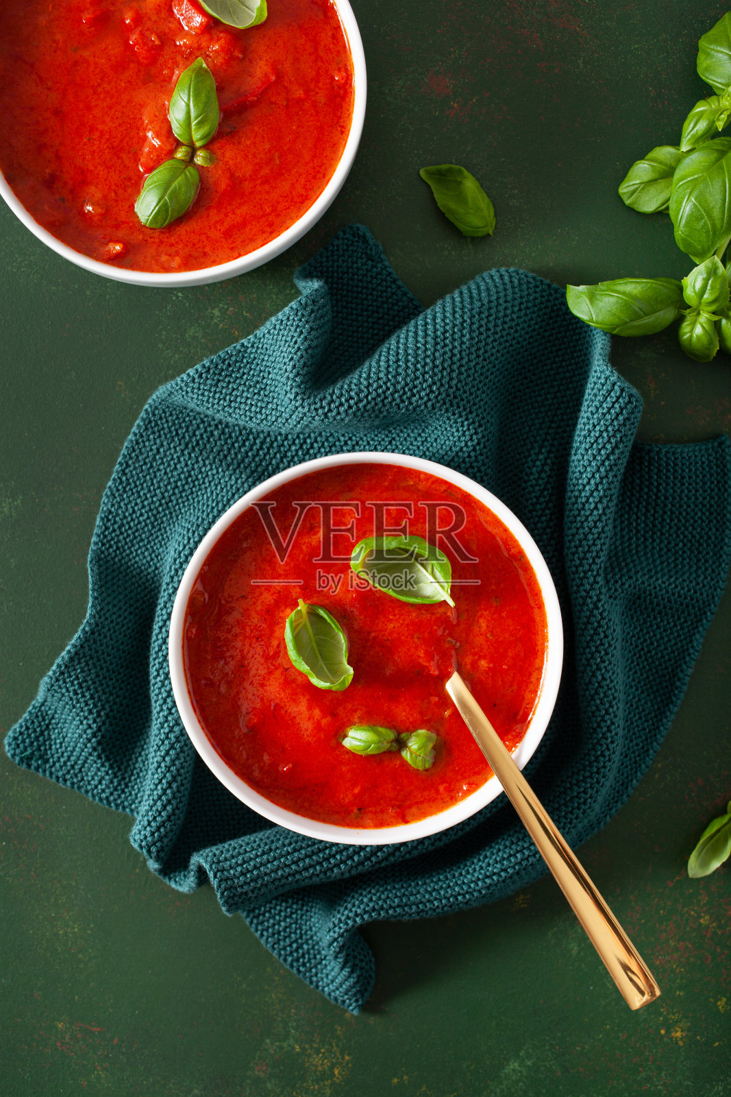 绿色背景的番茄椒素汤照片摄影图片