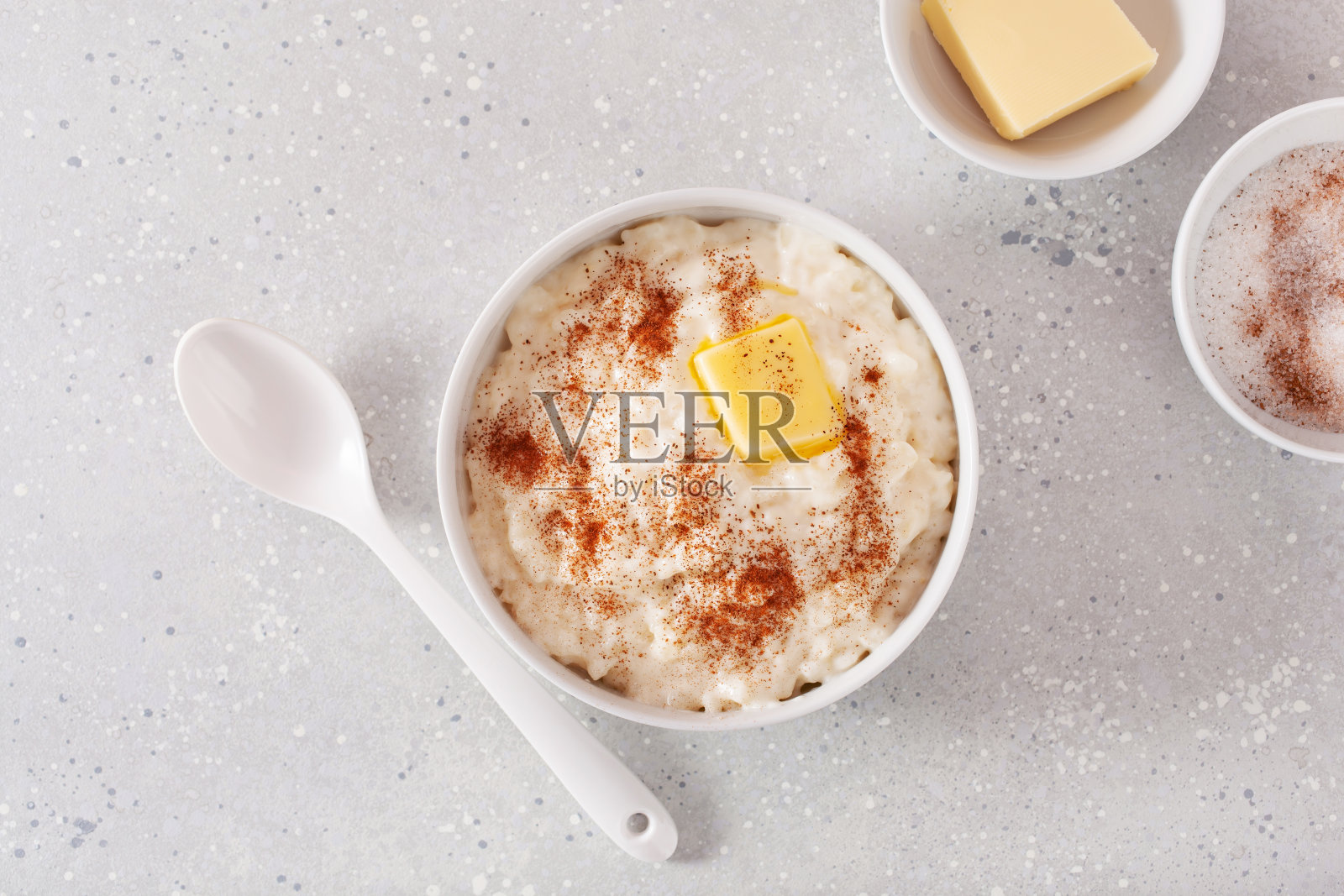 奶油肉桂米布丁。法式里士冻，挪威risgrot，传统早餐甜点照片摄影图片