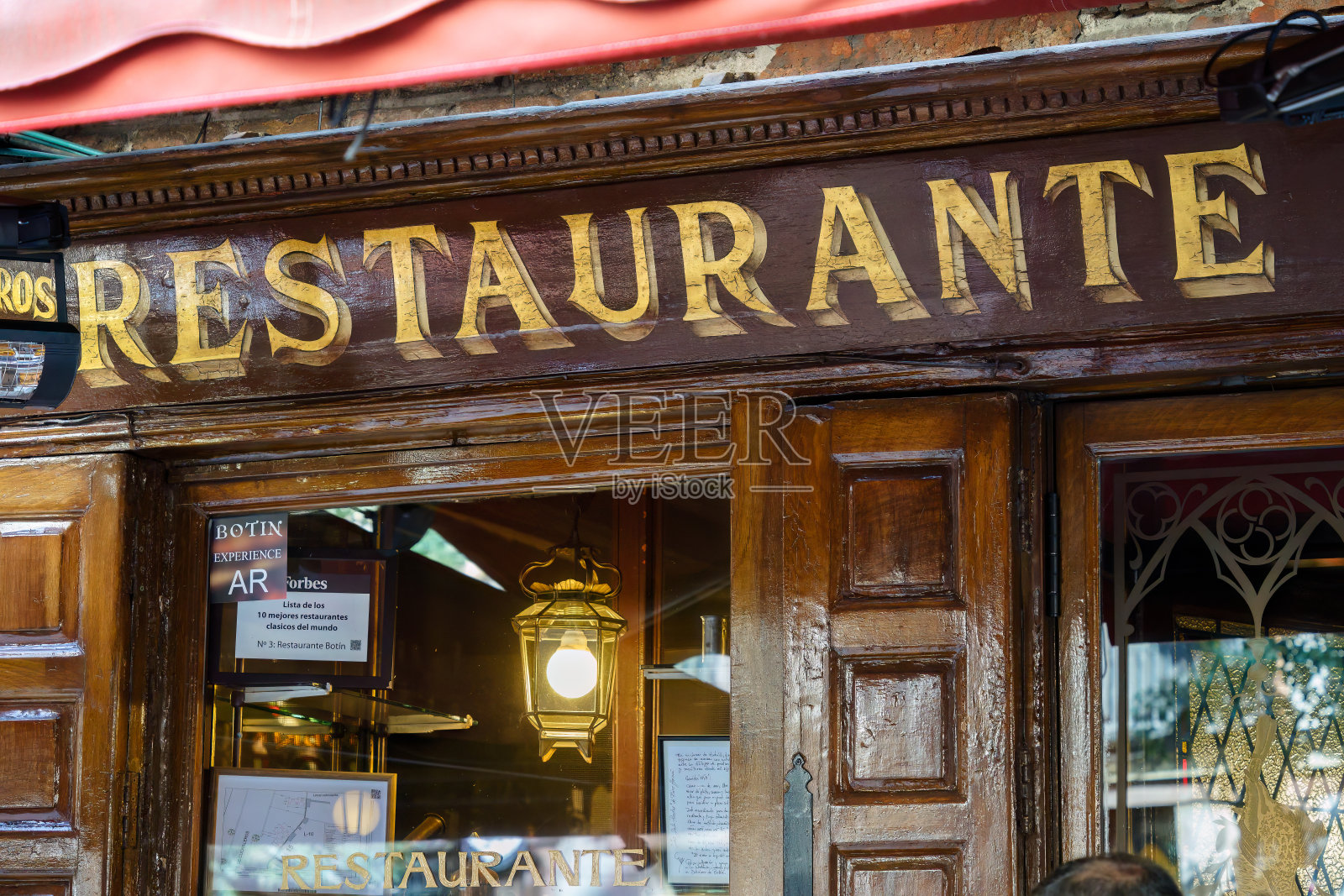 西班牙马德里,Botin餐厅窗户上方的标志。照片摄影图片