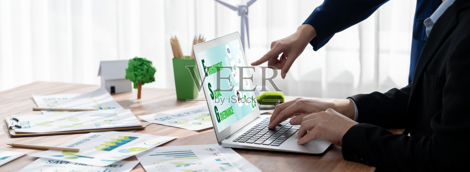 ESG环境社会治理显示在笔记本电脑屏幕上。开拓照片摄影图片