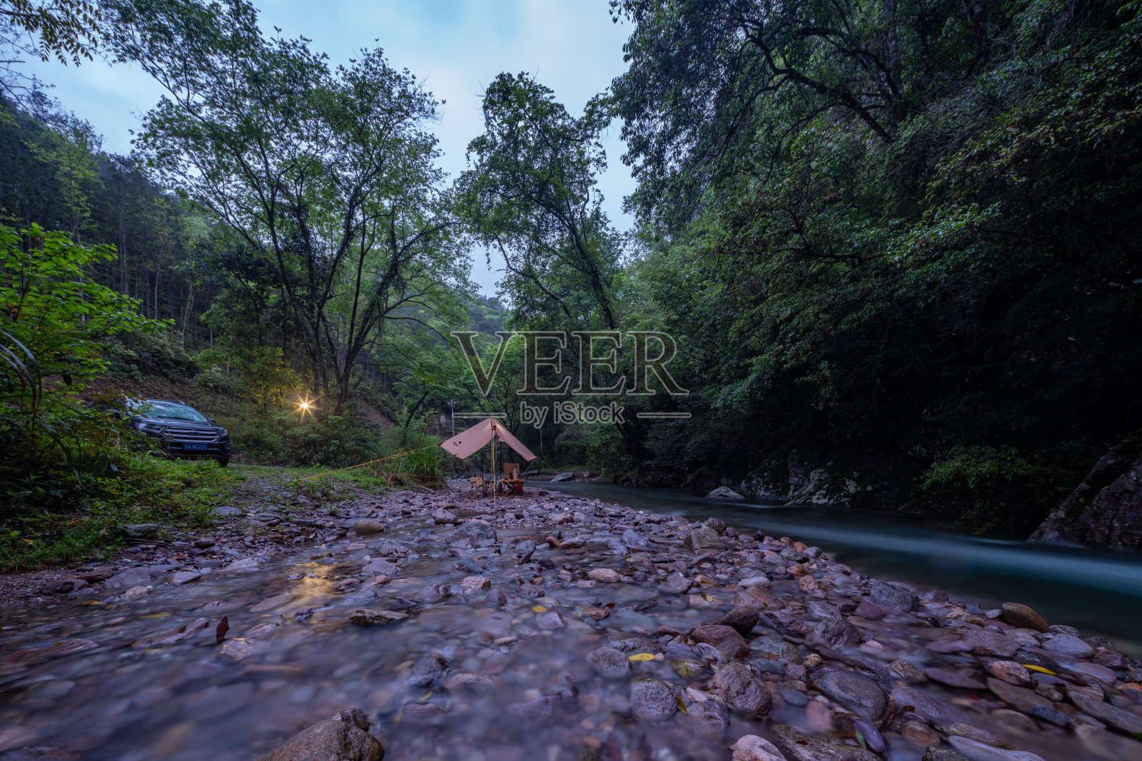 在森林里搭帐篷照片摄影图片