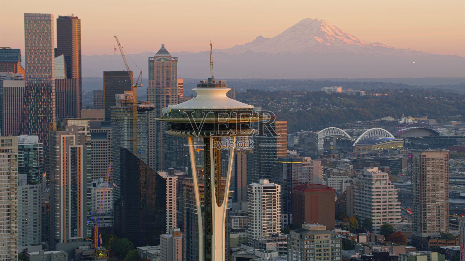 城市景观和太空针塔照片摄影图片