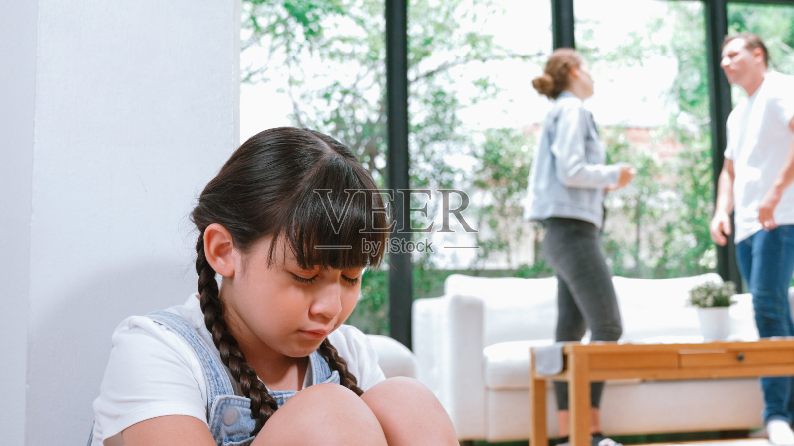 压力和不快乐的年轻女孩躲在家里的家庭暴力。Synchronos照片摄影图片