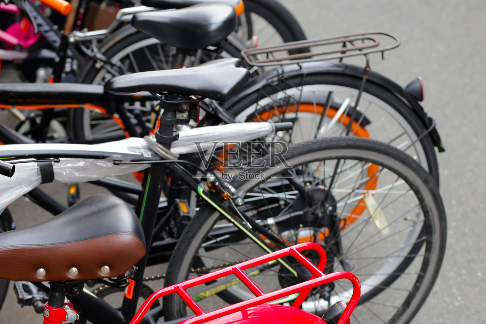 一组自行车在人行道上排成一排。照片摄影图片