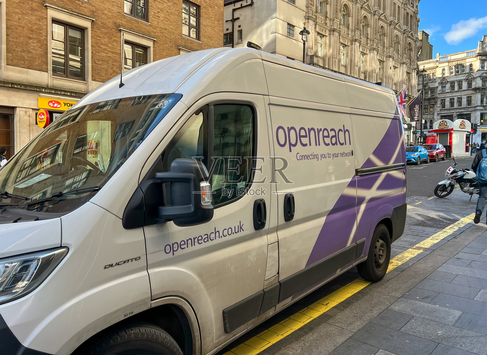 停在路边的一辆服务车。照片摄影图片