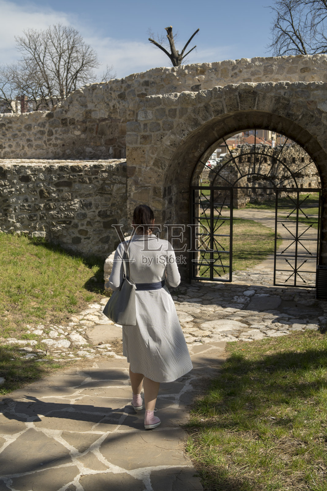 探索城市的旅行者照片摄影图片