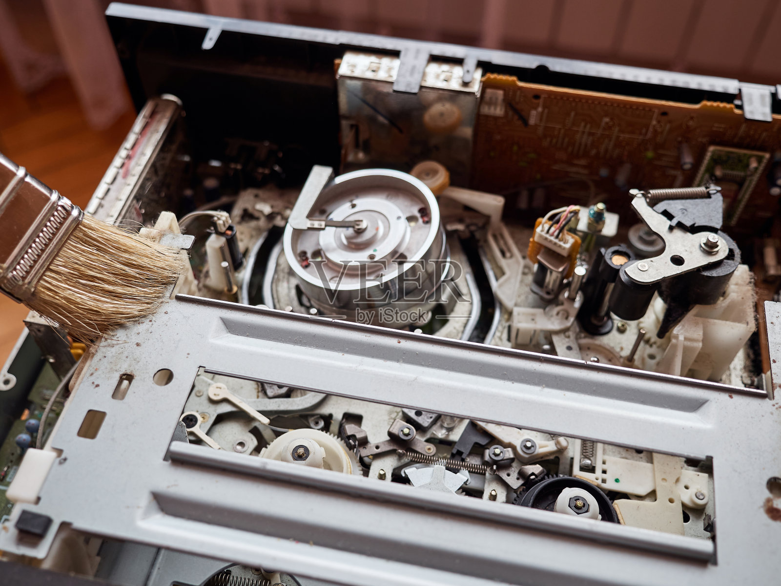 VHS播放机扩展机构磁带的清洗和修复照片摄影图片