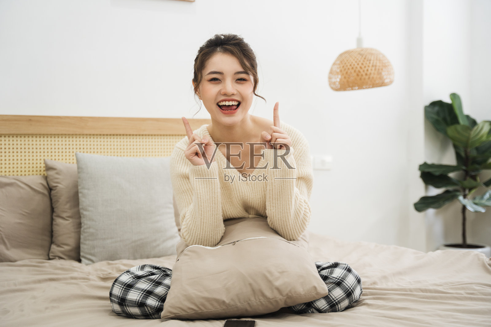 美丽的年轻亚洲女孩在家里的肖像照片摄影图片