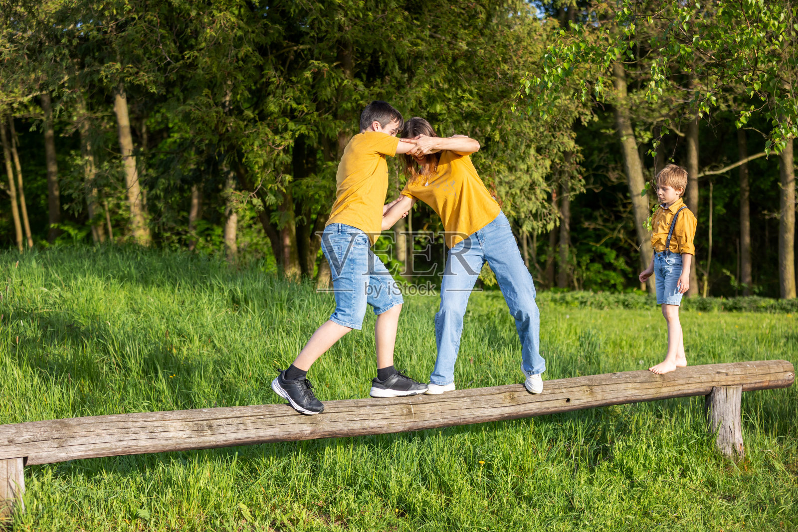 幸福的一家人在公园里，在夕阳下一起享受美好的一天照片摄影图片