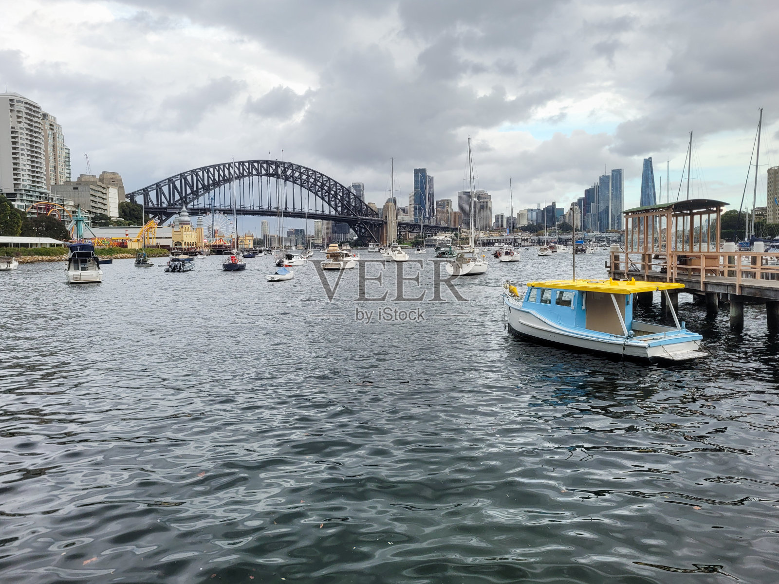 阴天的悉尼海港大桥和前海岸照片摄影图片