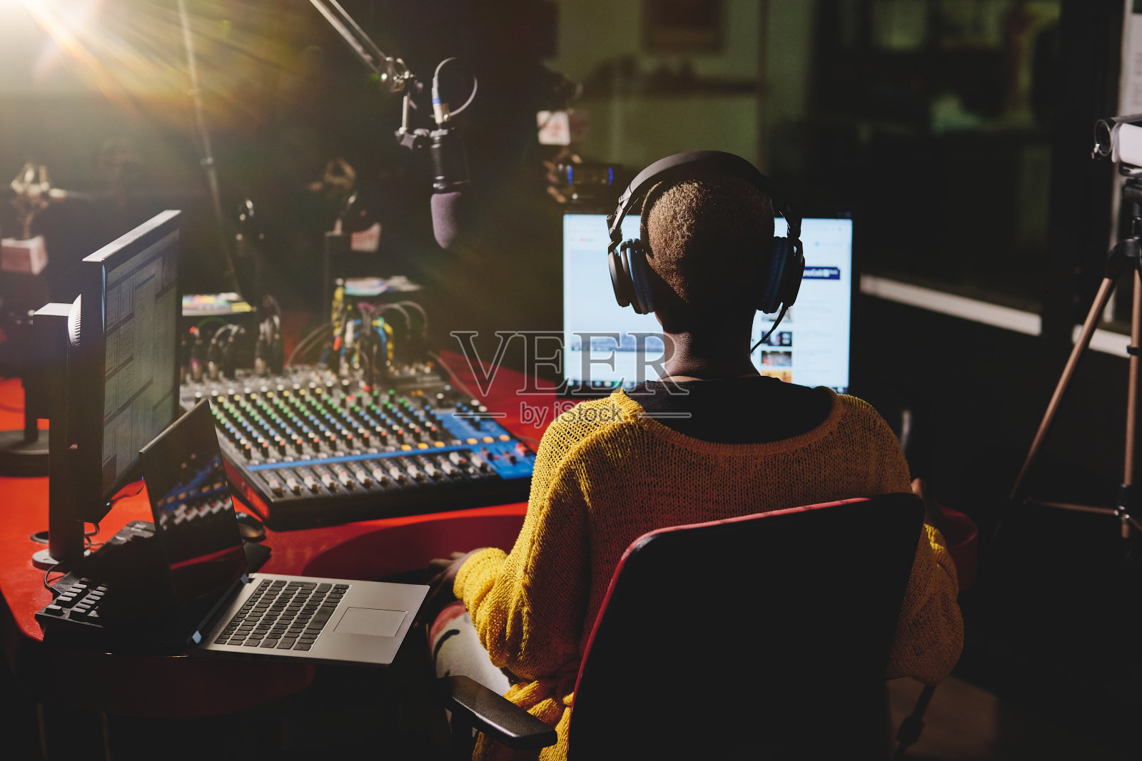 黑人女广播员在黑暗的广播演播室照片摄影图片