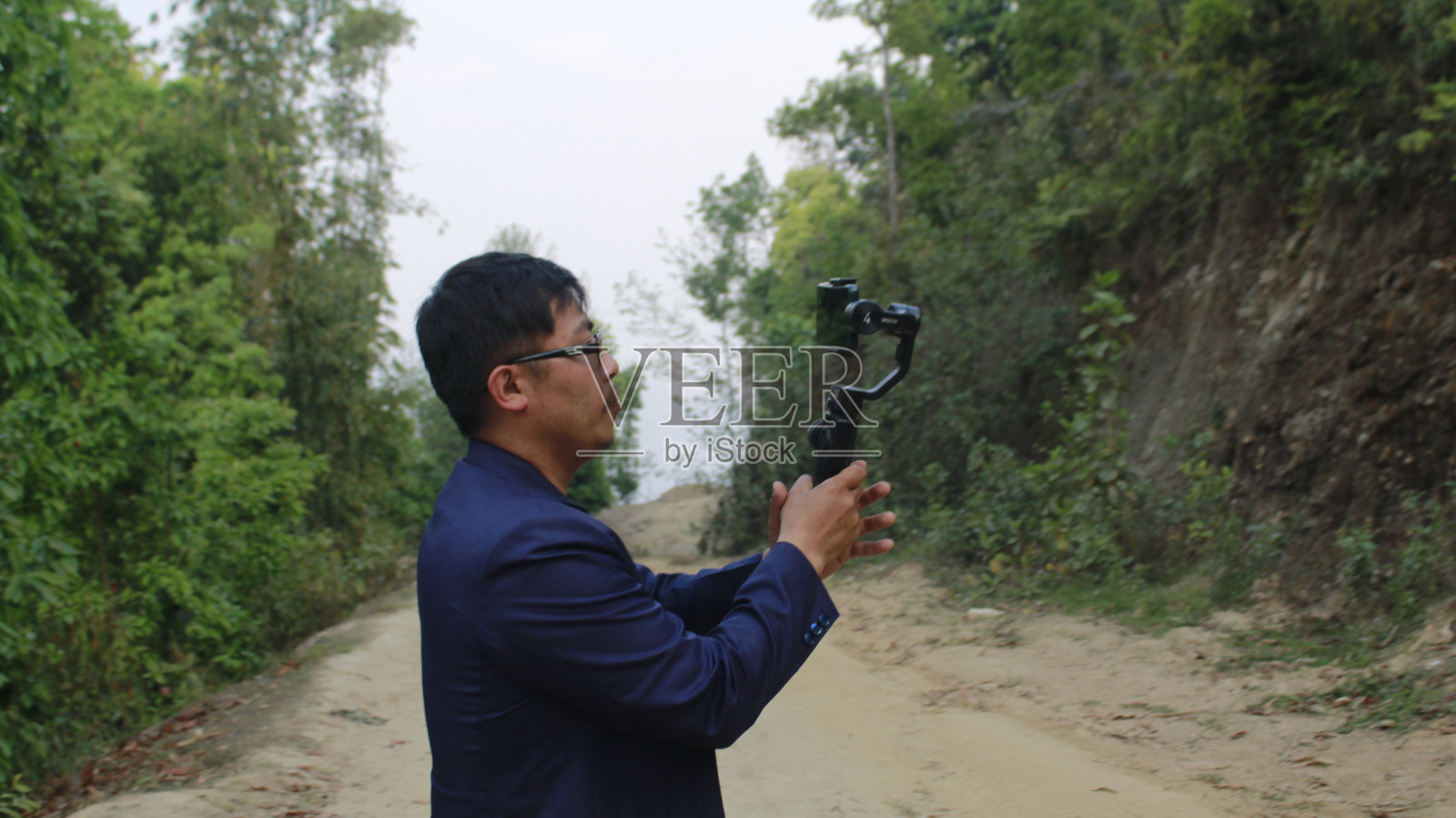 一名尼泊尔男子正在尝试安装移动电话照片摄影图片