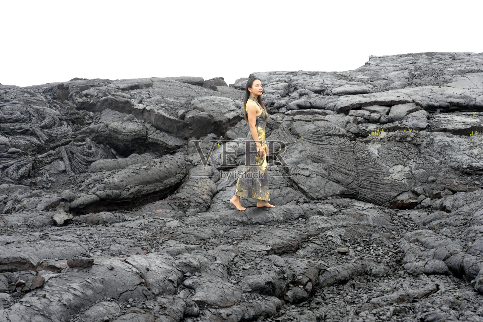 一位妇女走在火山山顶上照片摄影图片