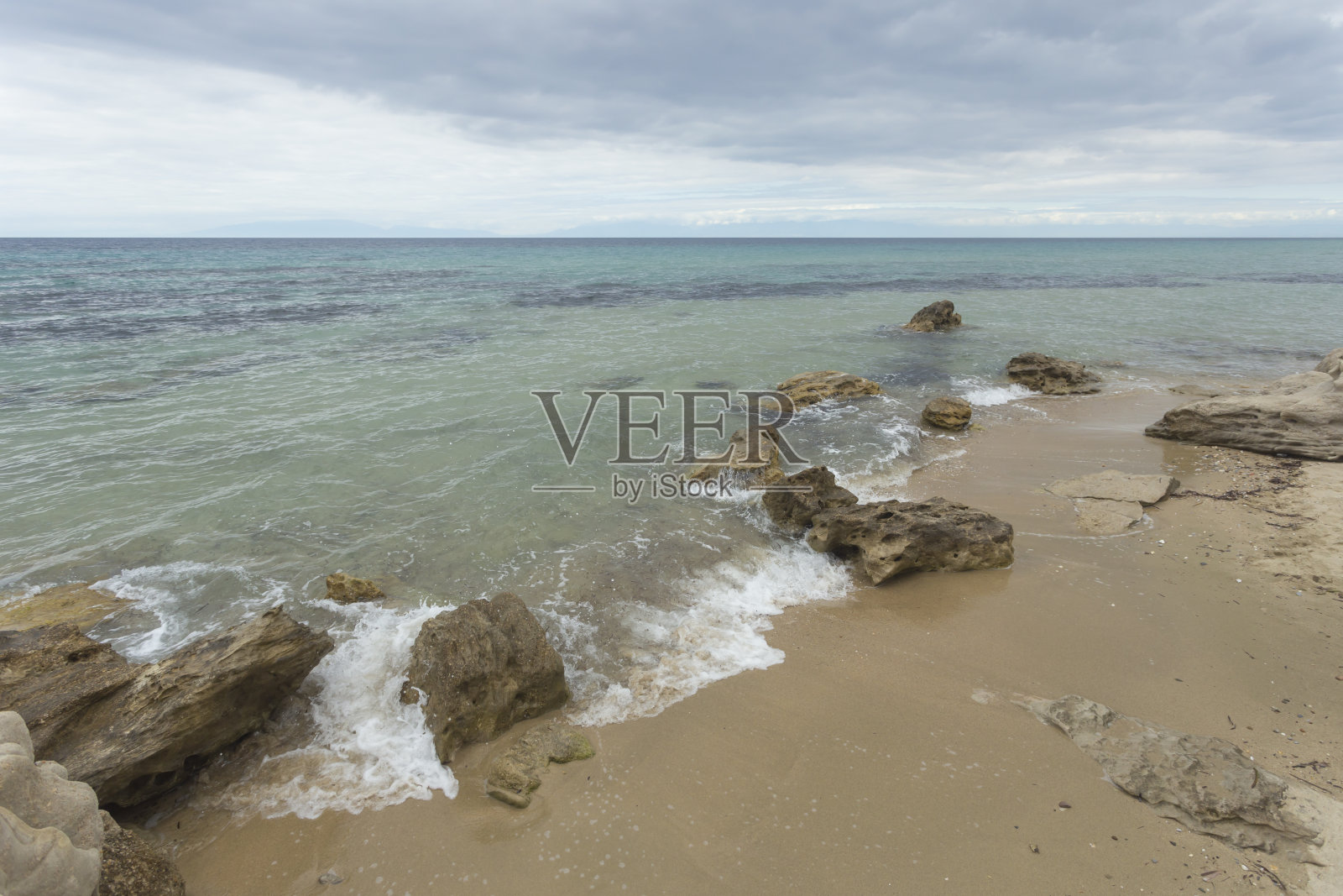 海滩上的大岩石照片摄影图片