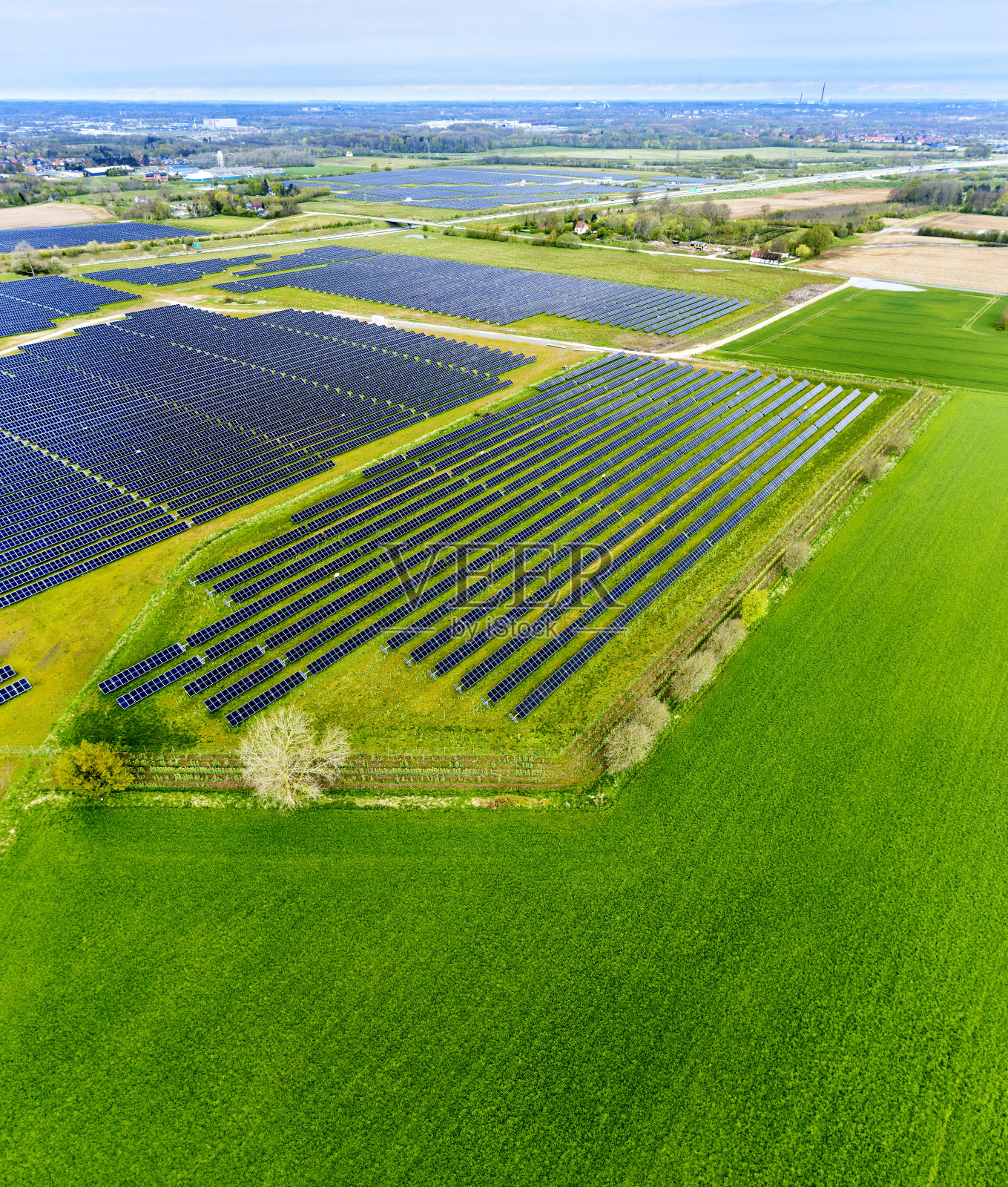 太阳能电池板的鸟瞰图照片摄影图片