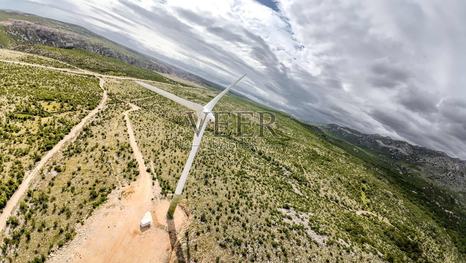 近距离拍摄的风力涡轮机产生绿色能源和电力照片摄影图片