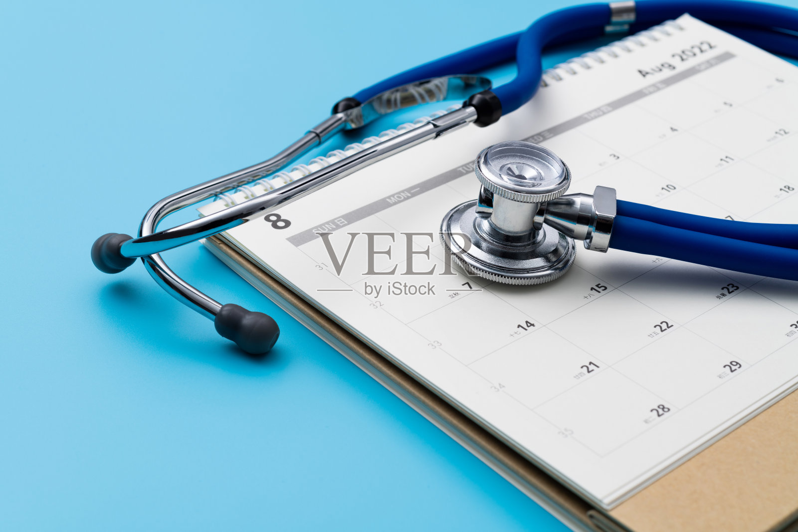 听诊器和笔在日历上照片摄影图片