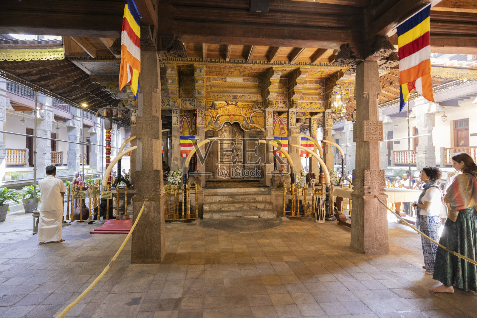 游客参观牙庙(Sri Dalada Maligawa)照片摄影图片